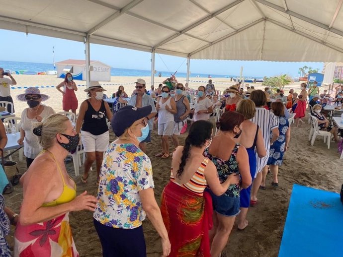 Fuengirola acoge el primer encuentro de La Gramola, el Guateque playero de la Diputación de Málaga para mayores de 65 años