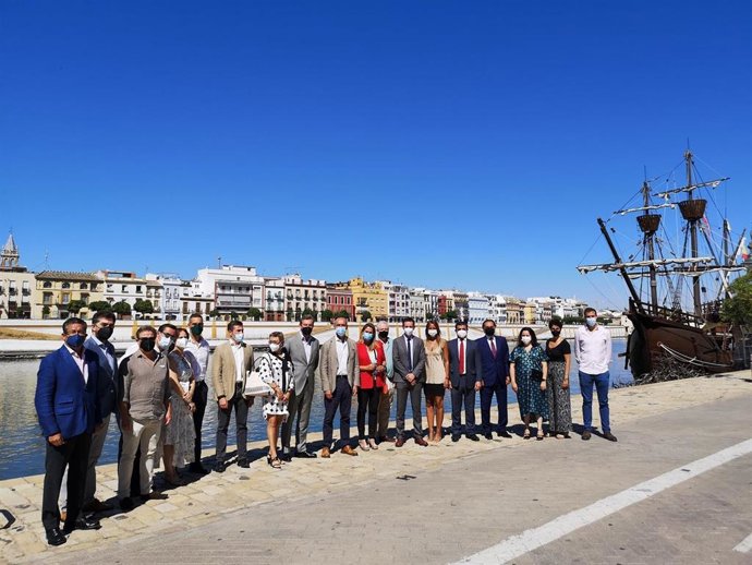 Representantes del Ayuntamiento, Diputación y Junta se han reunido con el recién nombrado director del aeropuerto, Sergio Millanes.