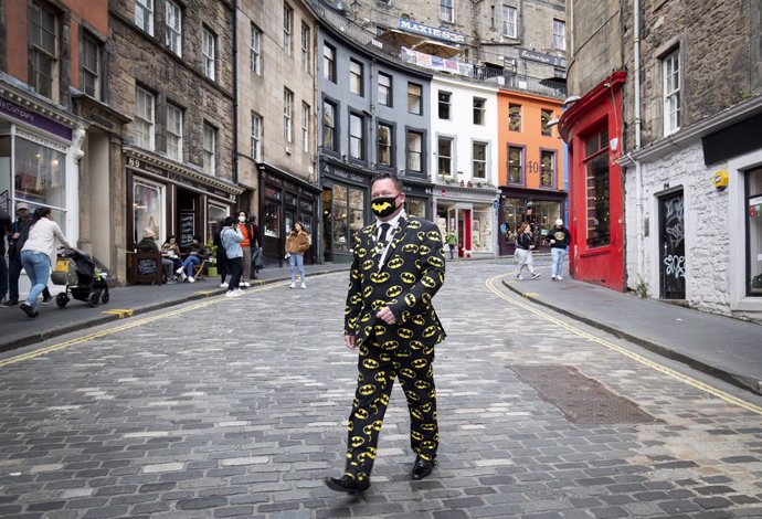 Archivo - 22 September 2020, Scotland, Edinburgh: A man wearing a Batman suit and a protective face mask walks down Victoria Street in Edinburgh city centre, after First Minister Nicola Sturgeon announced a range of new measures to combat the rise in co