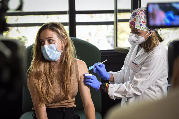 Estudiante Erasmus de la UV recibiendo la vacuna contra la Covid-19.
