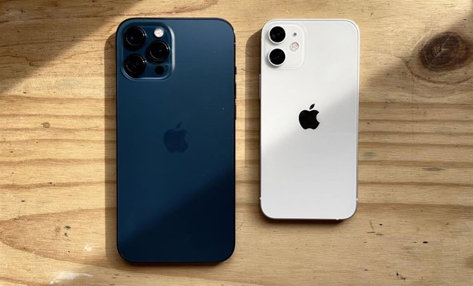 Archivo - IPhone 12 Pro Max y iPhone 12 mini