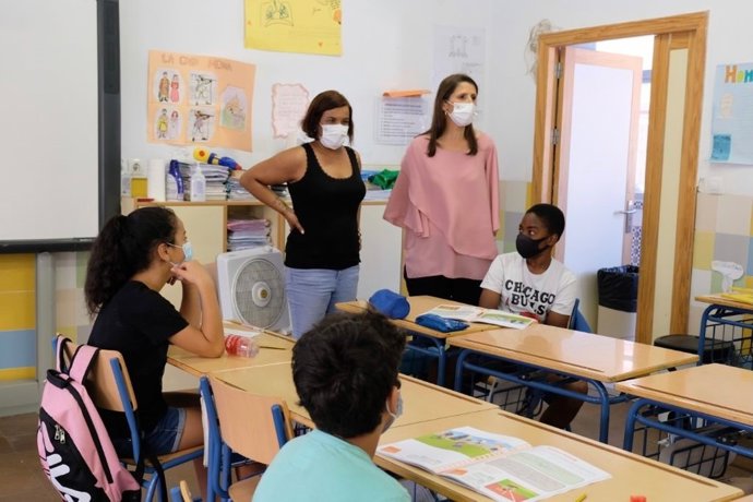 La delegada de Educación, Mercedes García Paine, visita uno de los centros educativos del Programa de Refuerzo Estival