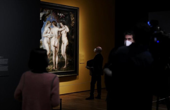 Archivo - Varias personas observan las obras de una de las salas durante la presentación de la primera exposición temporal de 2021 en el Museo Nacional del Prado 'Pasiones Mitológicas. Tiziano, Veronese, Allori, Rubens, Ribera, Poussin, Van Dyck, Velázq