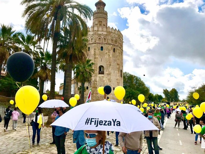 Archivo - Interinos se manifiestan en demanda de "fijeza" para sus puestos, en foto de archivo.