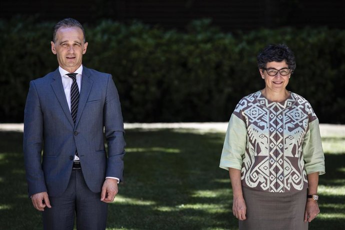 La ministra de Asuntos Exteriores, UE y Cooperación, Arancha González Laya, posa junto a su homólogo de Alemania, Heiko Maas