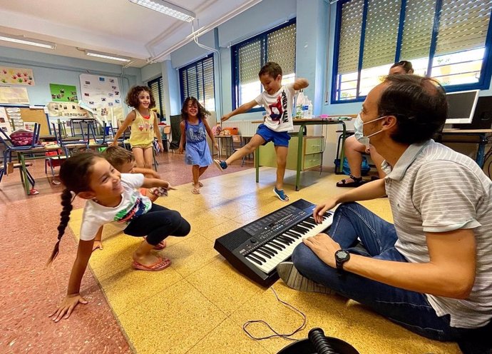 Niños disfrutando en el taller de música de la Fundación Barenboim-Said