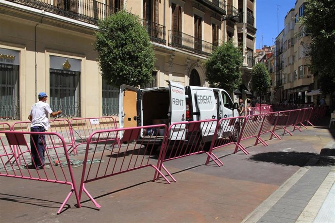 Un operario prepara los trabajos de repintado de la calle Claudio Moyano en Valladolid.