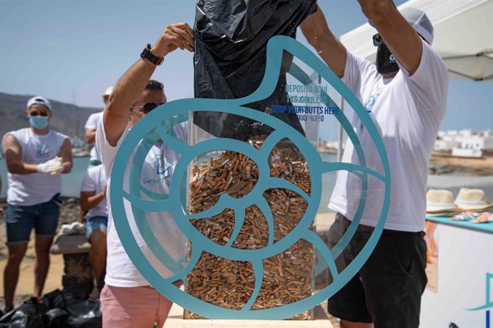 Recogida de colillas en la playa de Caleta de Sebo, en La Graciosa
