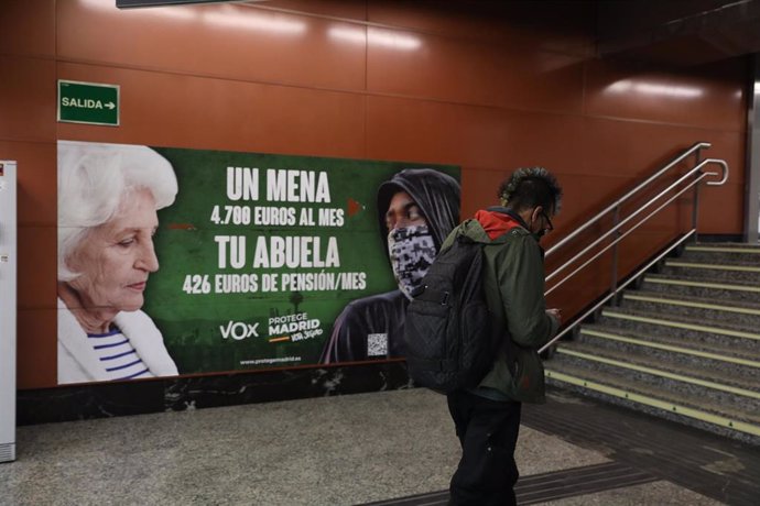 Archivo - Cartel electoral de Vox en la estación de cercanías de Sol, a 21 de abril de 2021, en Madrid (España).