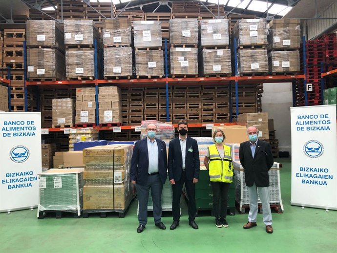 Responsables del Banco de Alimentos de Bizkaia con Imanol Flandes