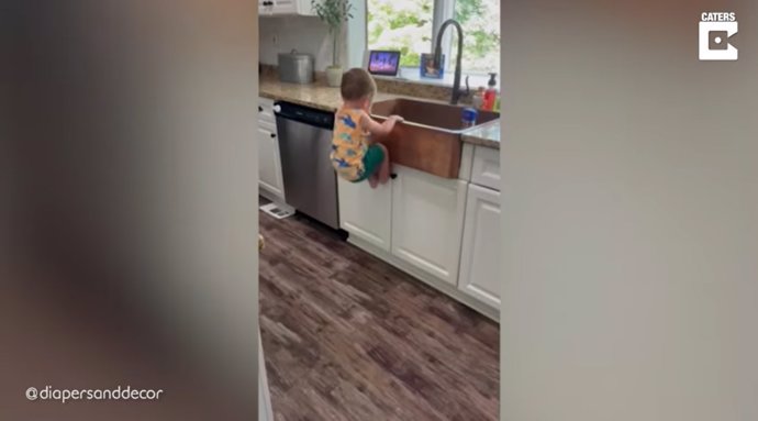 Este pequeño explorador de dos años ha aprendido a trepar por el fregadero de la cocina