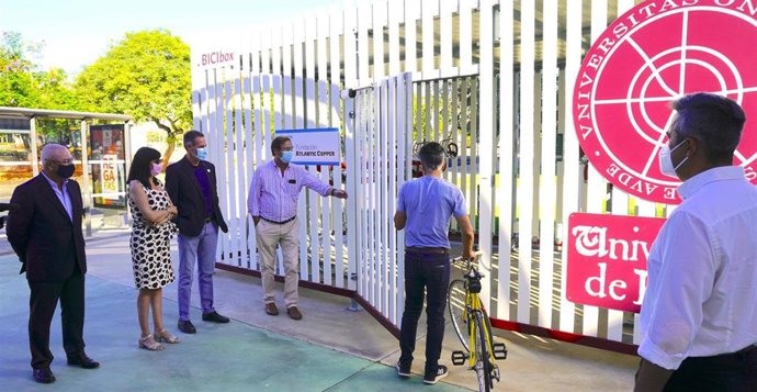 Archivo - Acto de apertura en la Universidad de Huelva de un aparcamiento protegido para bicicletas.