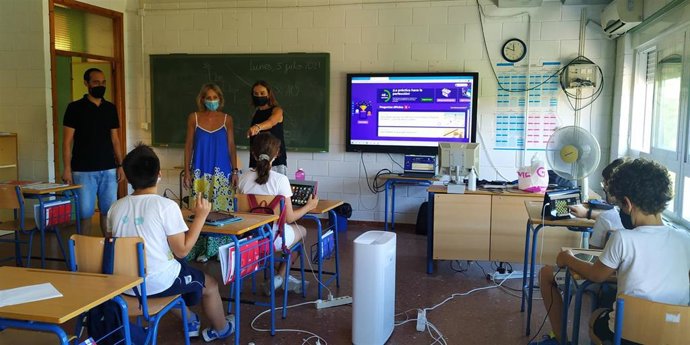 La delegada de Educación y Deporte, Inmaculada Troncoso (de azu), visita un aula de refuerzo estival.