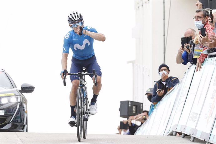El ciclista colombiano del Movistar Miguel Ángel López gana en el Mont Ventoux antes del Tour de 2021.