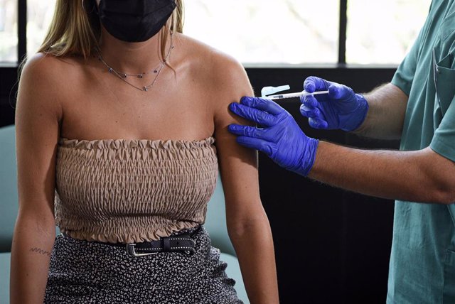 Una joven del próximo Erasmus recibe la vacuna contra el Covid-19 en el dispositivo puesto en marcha en la Facultad de Enfermería y Podología de la Universitat de Valencia, a 5 de julio de 2021, en Valencia, Comunidad Valenciana, (España).