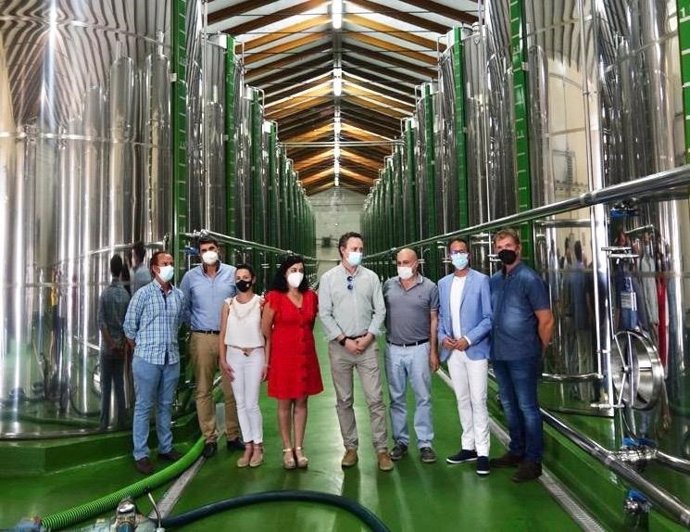 El delegado de Agricultura, Ganadería y Pesca, Juan Ramón Pérez (centro), visita la Cooperativa Olivarera Los Pedroches, Olipe.