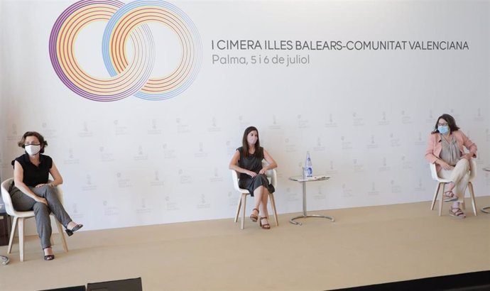 La consellera de Afers Socials de Baleares, Fina Santiago, y la vicepresidenta de la Generalitat Valenciana, Mónica Oltra
