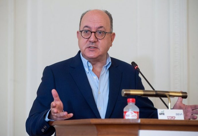 Jose María Roldán, presidente de la Asociación Española de Banca (AEB), durante su intervención en el curso de economía organizado por la APIE en la UIMP de Santander.