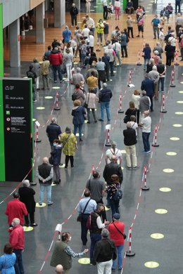 Archivo - Varias personas hacen cola para recibir la vacuna contra el Covid-19 en el Bilbao Exhibition Center (BEC) de Barakaldo.