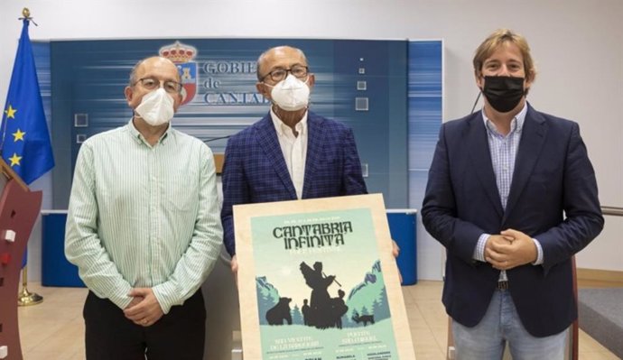 Archivo - El consejero de Turismo, Javier López Marcano, presenta el Festival de Folk Cantabria Infinita con los alcaldes de San Vicente de la Barquera y Reocín, Dionisio Luguera y Pablo Diestro, respectivamente