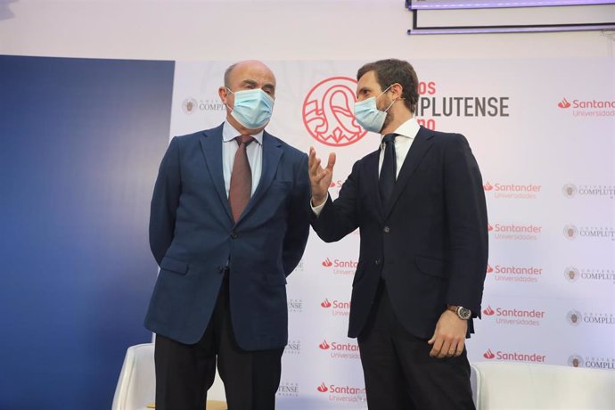 Archivo - El vicepresidente del Banco Central Europeo y exministro de Economía, Luis de Guindos, y el presidente del PP, Pablo Casado, antes de participar en los cursos de Verano en San Lorenzo de El Escorial, Madrid (España), a 20 de julio de 2020.