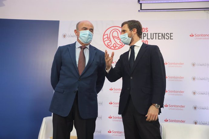 Archivo - El vicepresidente del Banco Central Europeo y exministro de Economía, Luis de Guindos (i), y el presidente del PP, Pablo Casado (d) antes de participar en la conferencia 'La respuesta europea frente a la crisis' durante la primera jornada de l