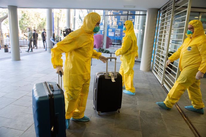 Archivo - 12 May 2020, Uruguay, Montevideo: Members of the crew of the Australian cruise ship "Greg Mortimer", which had numerous coronavirus-infected people on board, arrive at the Regency Way Hotel.  The crew of the coronavirus-stricken cruise ship Gr