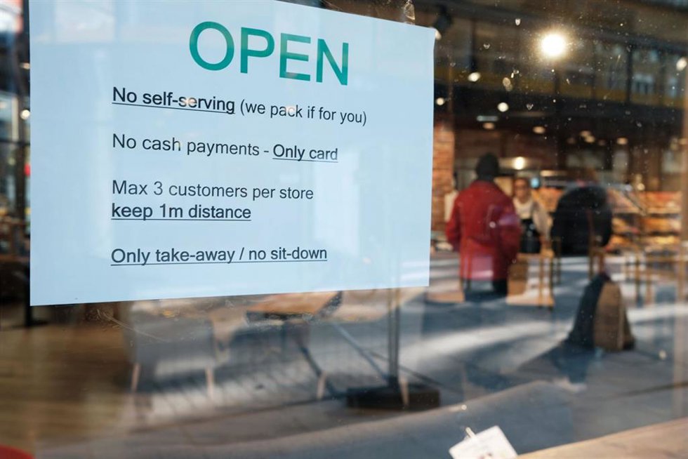 Cartel con restricciones vigentes en una cafetería de Oslo, Noruega