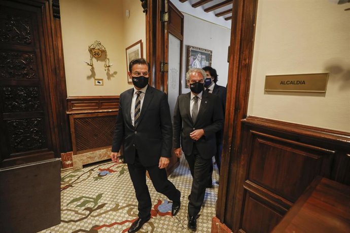 El alcalde de Granada, Luis Salvador (i), junto al  teniente de alcalde, José Antonio Huertas. a su llegada a la rueda de prensa, en el Ayuntamiento de Granada, A 01 de julio de 2021 (Andalucía, España).  