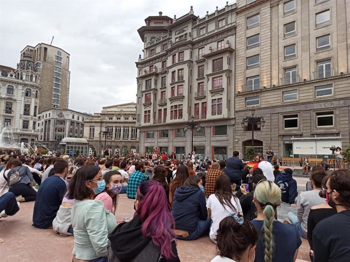 Sentada en Oviedo en la concentración por el asesinato de Samuel.