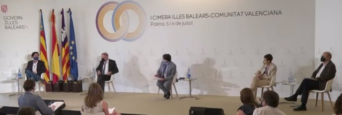 Mesa redonda de la I cumbre valencianobalear titulada 'Hacia la sociedad del conocimiento: modernización y diversificación económica'.