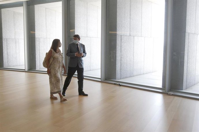 El president de la Generalitat, Ximo Puig, y la presidenta balear, Francina Armengol, conversan a su llegada a una cumbre entre Baleares y Comunitat Valenciana