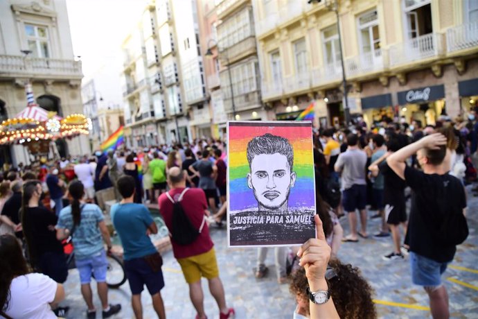 Concentración de condena en Cartagena del asesinato del joven de La Coruña el pasado fin de semana