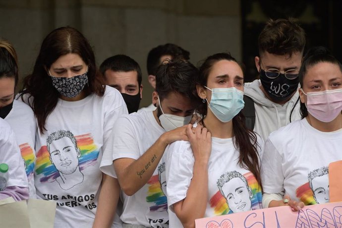 Los amigos de Samuel durante una manifestación para condenar el asesinato del joven de 24 años el pasado sábado en A Coruña debido a una paliza, a 5 de julio de 2021, en A Coruña