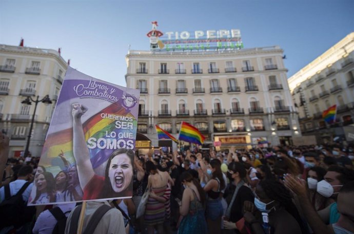 Cientos de perosnas durante una manifestación para condenar el asesinato de un joven de 24 años el pasado sábado en A Coruña debido a una paliza, a 5 de julio de 2021, en Madrid, (España). 