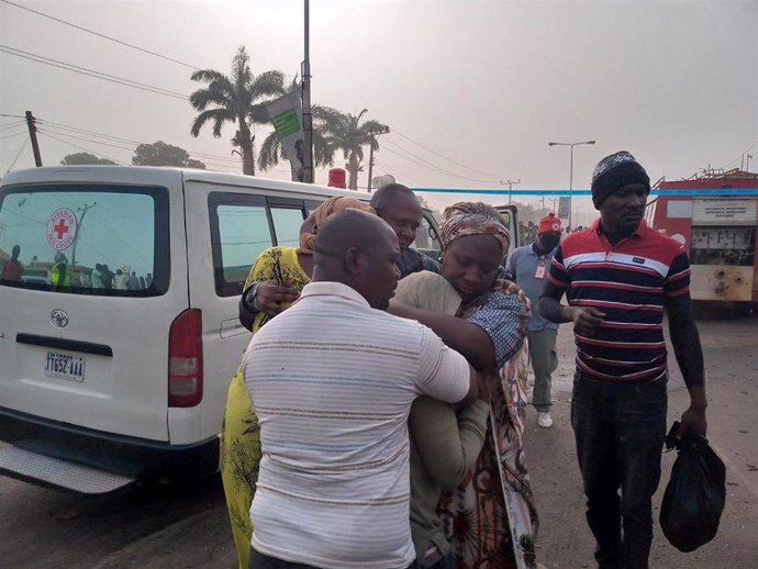 Familias junto a una ambulancia en Kaduna, Nigeria