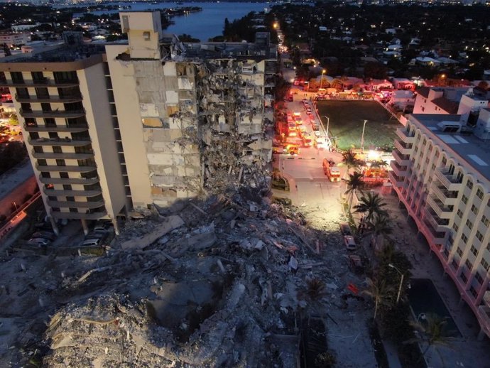 Imagen de archivo del derrumbe de un edificio en Miami.