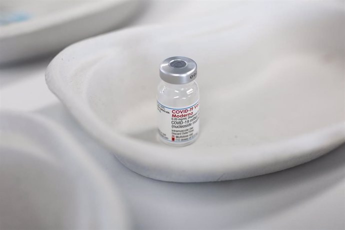 Recipiente preparado para poner la vacuna de Moderna contra el Covid-19 