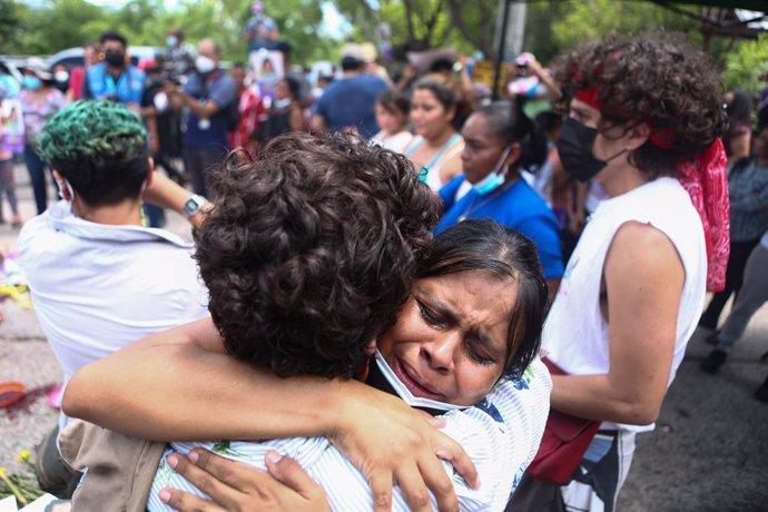 05 July 2021, Honduras, Tegucigalpa: People hug and cry outside the Palace of Justice after the verdict was announced in the murder of environmental activist Berta Caceres. Caceres, 44, who campaigned for the rights of Lenca indigenous people, was shot 