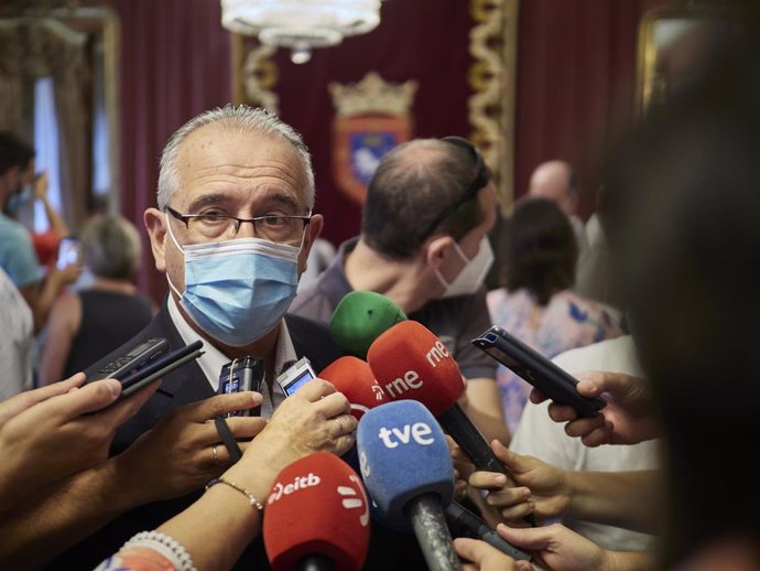 El alcalde de Pamplona, Enrique Maya, atiende a los medios de comunicación el 5 de julio de 2021, un día antes de lo que debería haber sido el inicio de los Sanfermines, suspendidos por la pandemia.