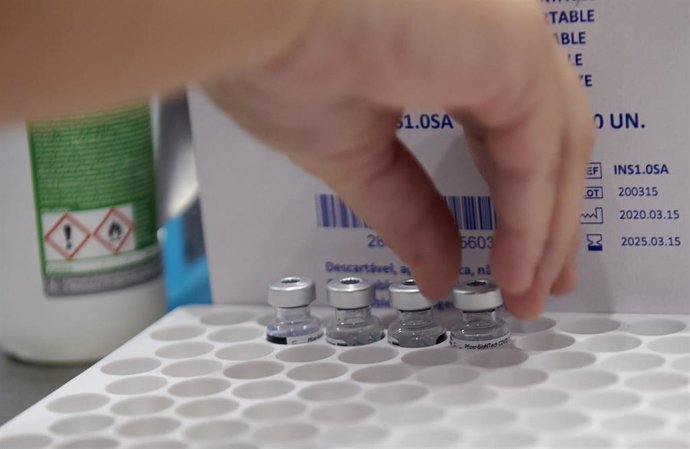 Archivo - Varios frascos con la segunda dosis de la vacuna de Pfizer-BioNTech contra la Covid-19 en el Hospital Universitario Marqués de Valdecilla