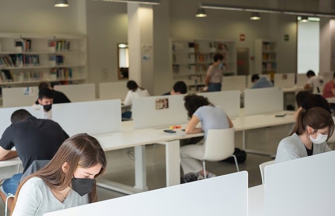 Ikasleak Carlos Santamaria zentroan, USEren ezohiko deialdiaren proba batean.