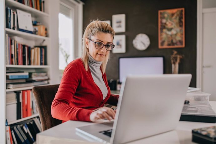 Archivo - Mujer trabajando.