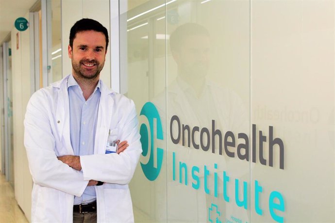 Archivo - El doctor Yann Izarzugaza Peron, médico adjunto del Servicio de Oncología Médica de la Fundación Jiménez Díaz y especialista de OncoHealth