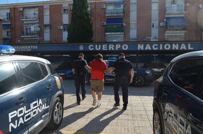Imagen del detenido, custodiado por la Policía Nacional