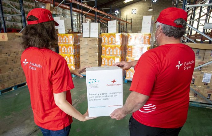 Archivo - Fundacion Cepsa y Persan donan detergentes y suavizantes al Banco de Alimentos de Huelva.