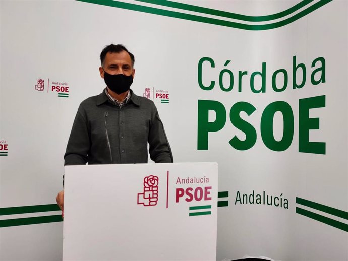 Archivo - El senador del PSOE por Córdoba, Alfonso Muñoz, en la sede de su partido.