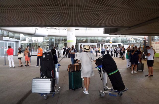 Llegada de turistas al aeropuerto de la Costa del Sol, donde desde hoy comienzan sus vacaciones en la ciudad. a 01 de julio de 2021, en Málaga (Andalucía, España).