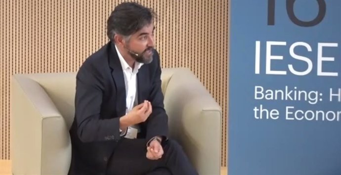 El consejero delegado de ING en España y Portugal, Ignacio Juliá, durante el 16 Encuentro del sector bancario organizado por IESE y EY. Captura de pantalla de Zoom.
