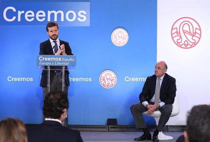 El presidente nacional del Partido Popular, Pablo Casado, interviene en el curso España, Europa y libertad que organiza el Grupo del PPE junto al vicepresidente del BCE, Luis de Guindos. En San Lorenzo de El Escorial (Madrid), a 6 de julio de 2021.
